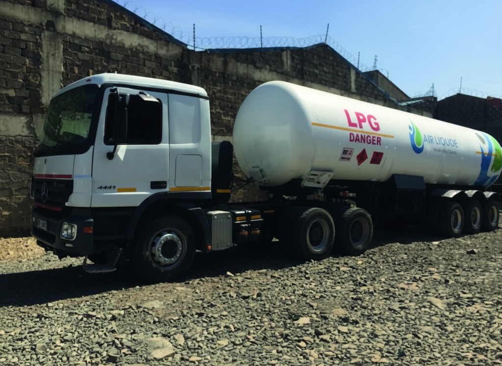 Air Liquide liveried LPG tanker on a Mercedes-Benz Actros tractor unit